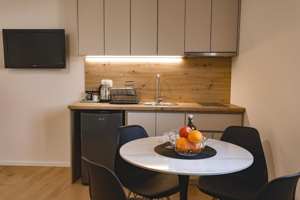 TV and multimedia, Coffee/tea facilities, Kitchen or kitchenette, Food and drinks, Dining area, Food, minibar