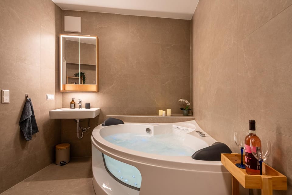 Hot Tub, Hot Tub, Bathroom, Photo of the whole room, Bath, towels