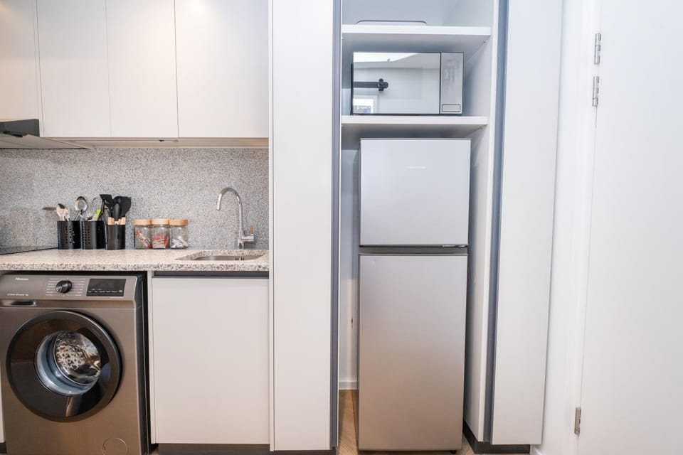 Kitchen or kitchenette, microwave, washing machine
