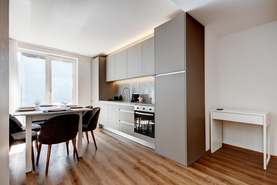 Kitchen or kitchenette, Dining area, stove