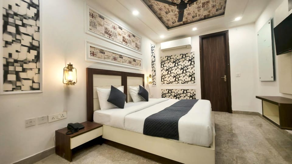 Bed, TV and multimedia, Bedroom