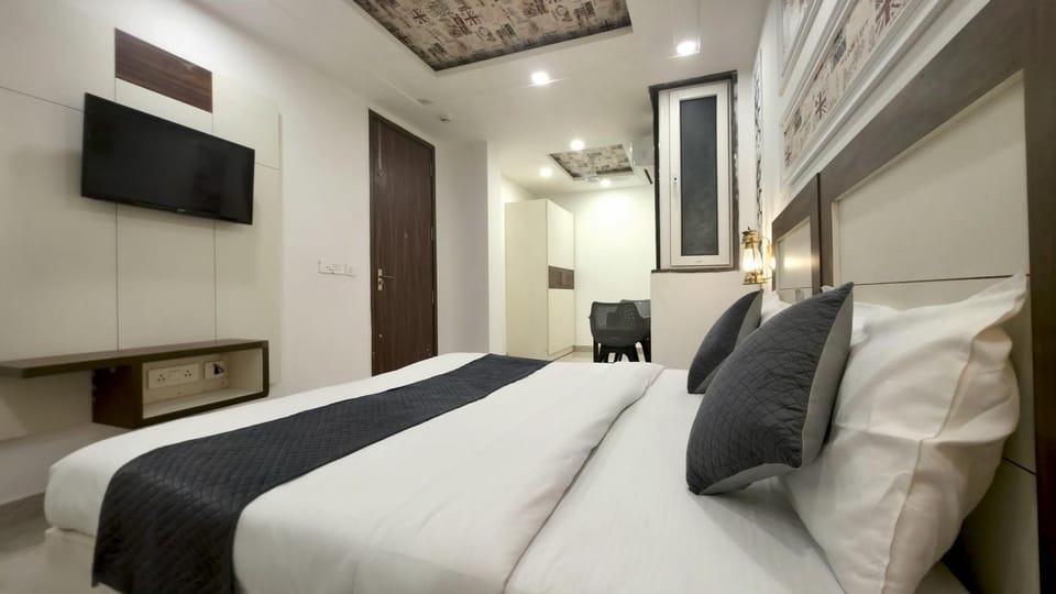 Bed, TV and multimedia, Bedroom