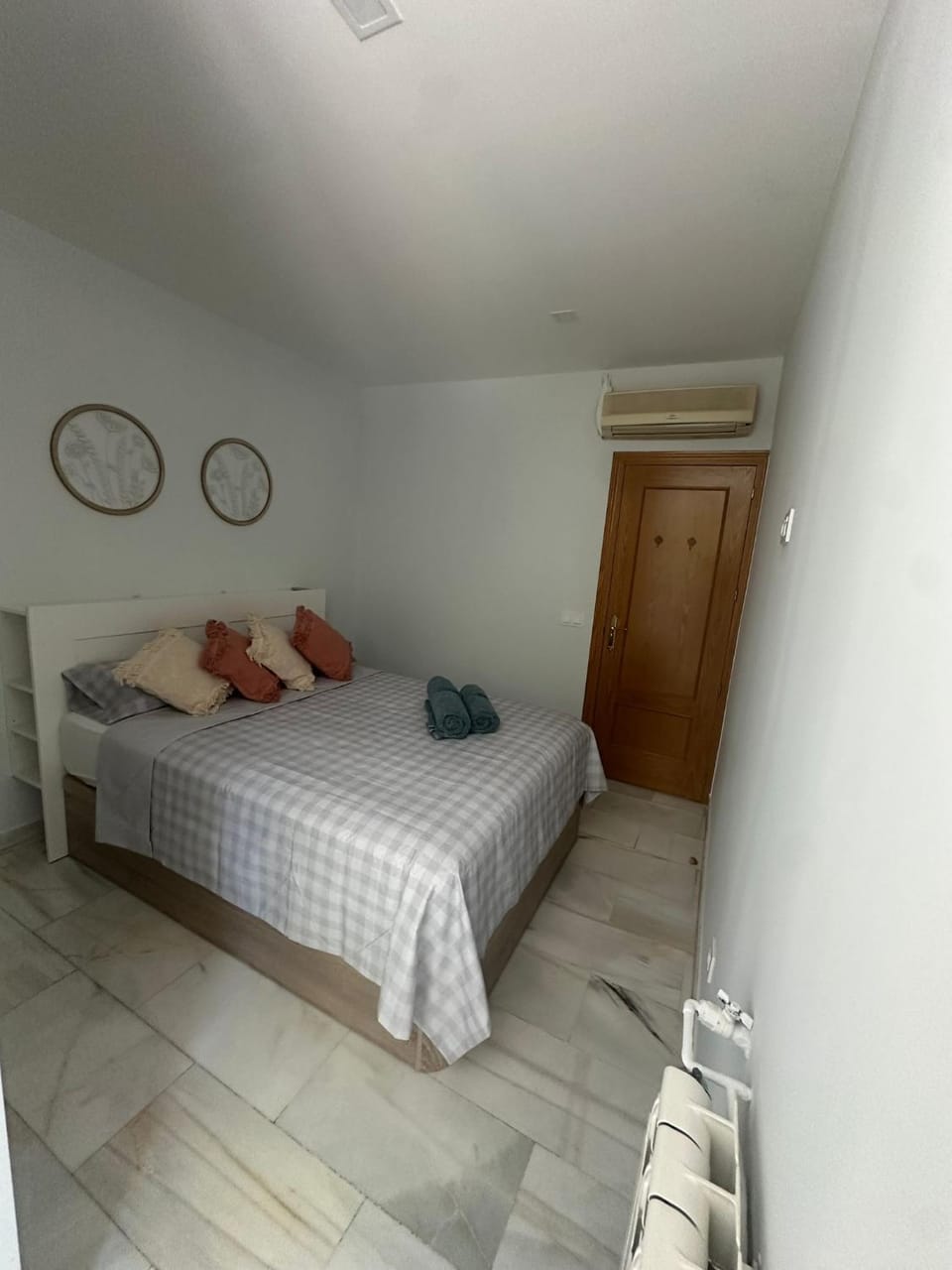 Bed, Photo of the whole room, Bedroom, air conditioner