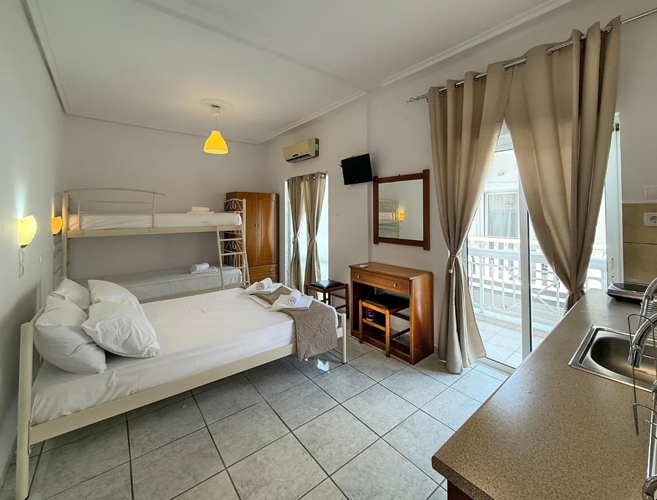 Bed, TV and multimedia, Living room, Photo of the whole room, Seating area, Bedroom