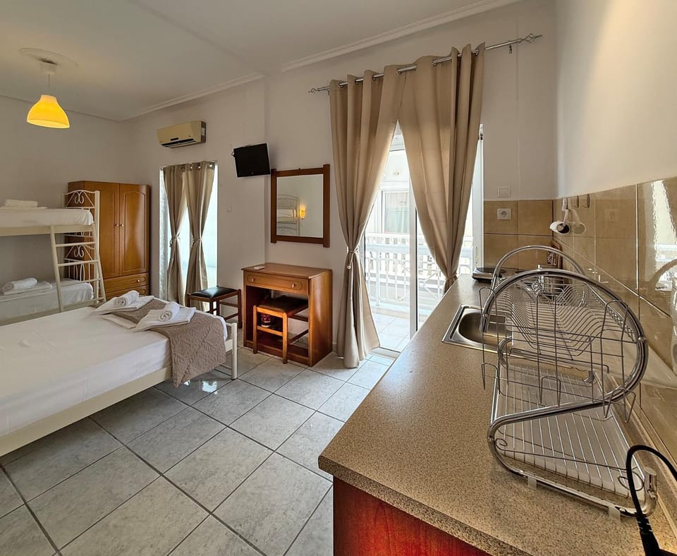 Bed, TV and multimedia, Living room, Photo of the whole room, Seating area, Bedroom, towels, air conditioner