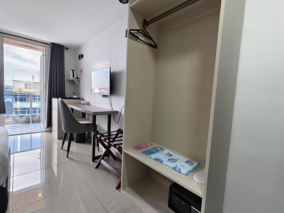 TV and multimedia, View (from property/room), City view, Area and facilities, safe