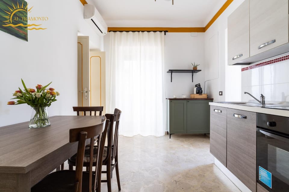Kitchen or kitchenette, Dining area, oven, stove