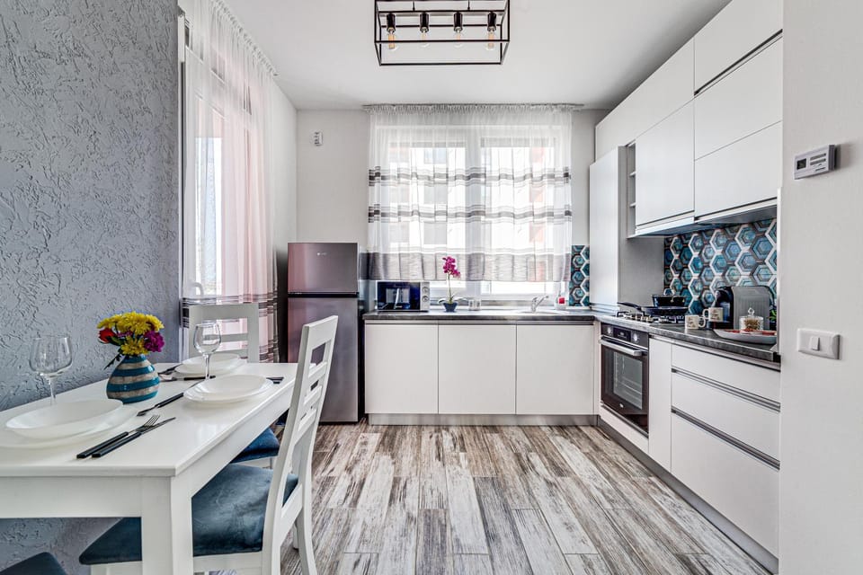 Kitchen or kitchenette, Dining area, oven
