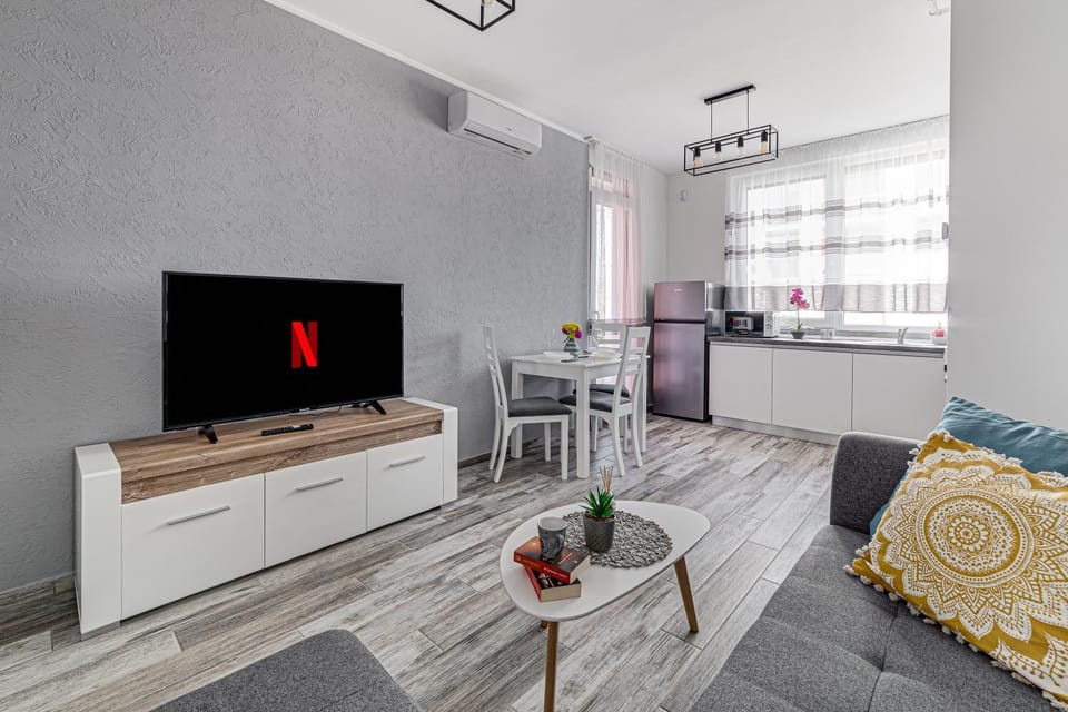 TV and multimedia, Kitchen or kitchenette, Living room, Seating area, Dining area