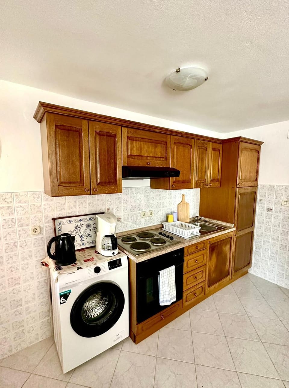 Coffee/tea facilities, Kitchen or kitchenette, stove
