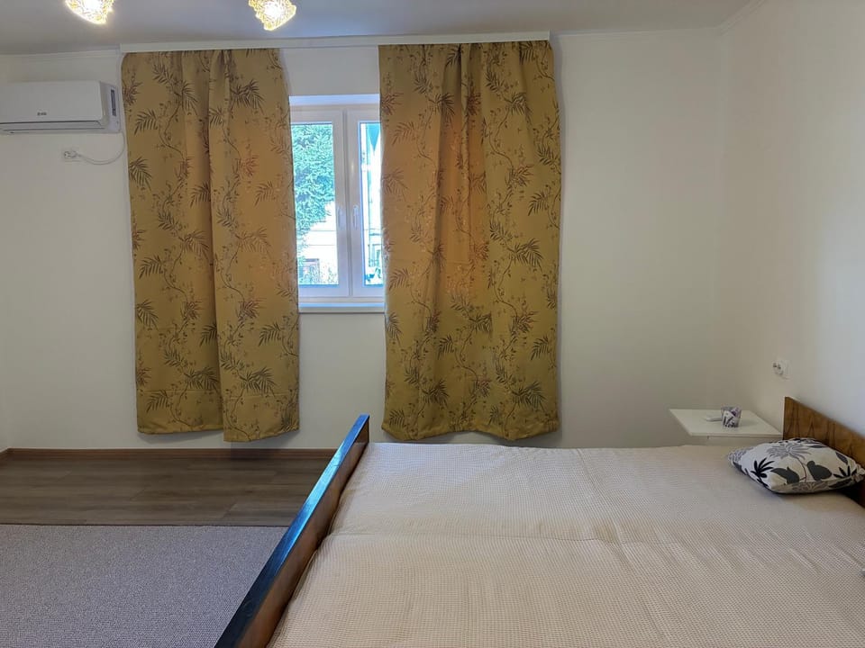 Bedroom, air conditioner