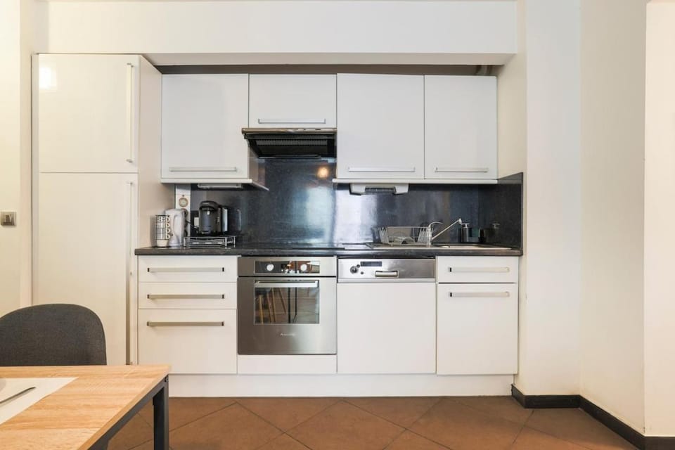 2Room Apart with AC, 3 min to the beach, Small garage Apartment in Antibes