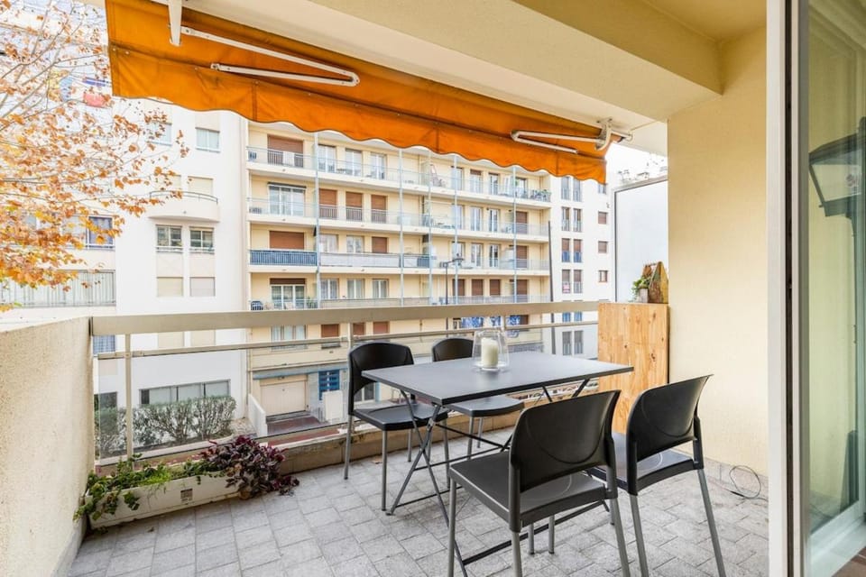 2Room Apart with AC, 3 min to the beach, Small garage Apartment in Antibes