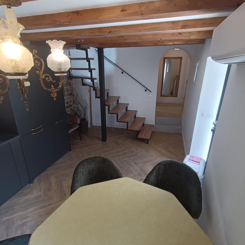 Apartman old house in Kastel Kambelovac Apartment in Split-Dalmatia County