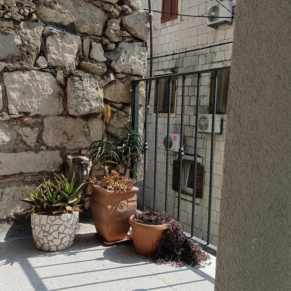 Apartman old house in Kastel Kambelovac Apartment in Split-Dalmatia County