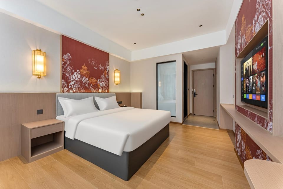 Bed, TV and multimedia, Photo of the whole room, Bedroom