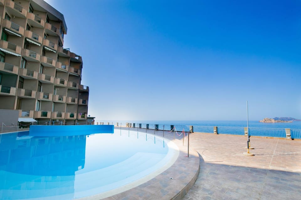 Property building, Sea view, Swimming pool