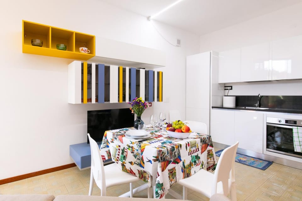 TV and multimedia, Kitchen or kitchenette, Dining area, dishwasher, oven, stove