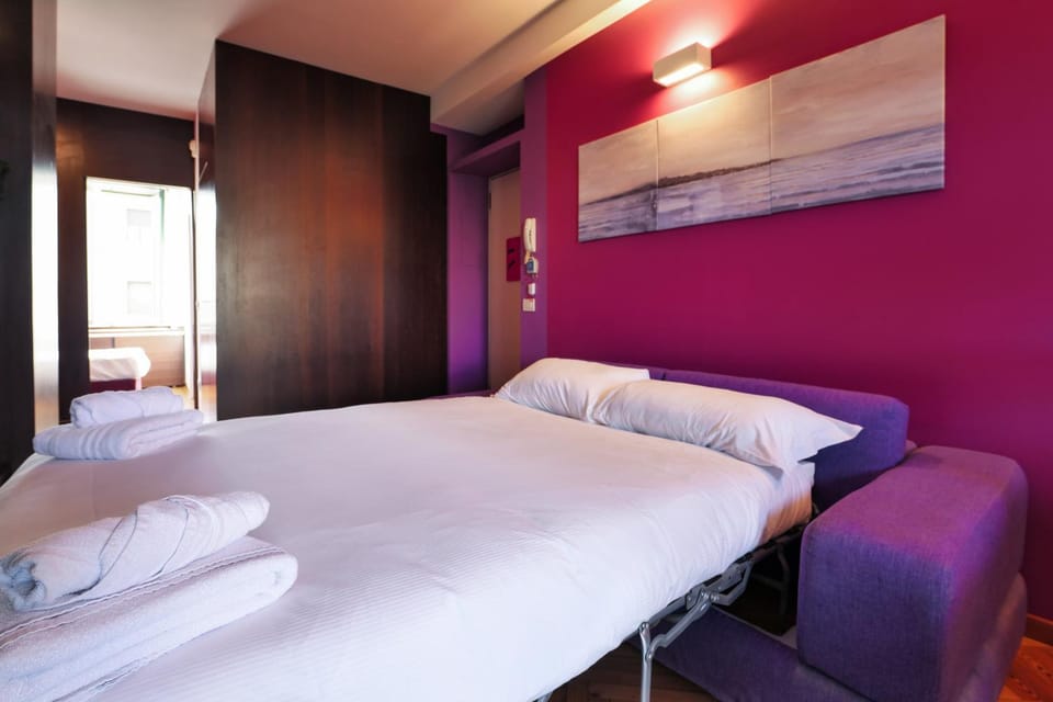 Bed, Bedroom, towels