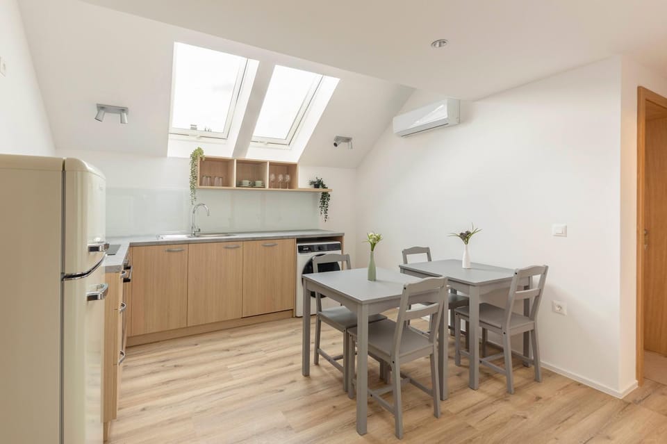 Dining area, Communal kitchen, washing machine, kitchen