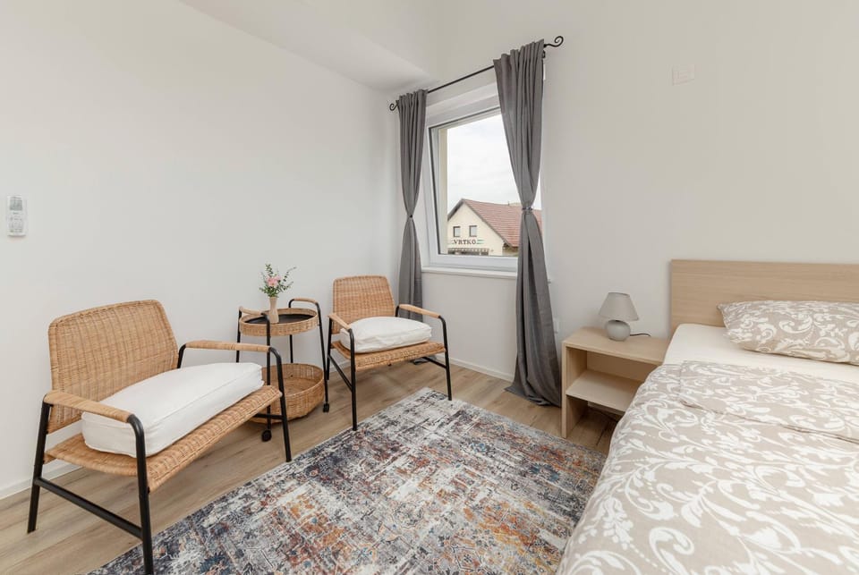 Bed, Seating area, Bedroom