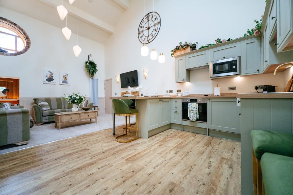 TV and multimedia, Kitchen or kitchenette, Living room, Seating area