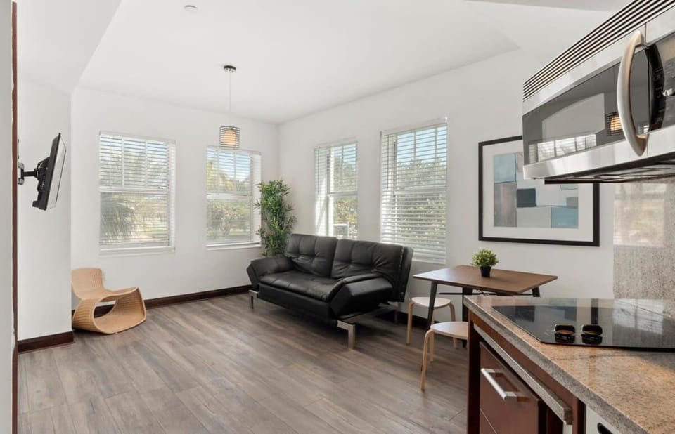 Kitchen or kitchenette, Seating area