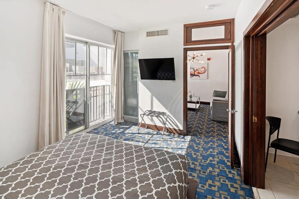 Bed, TV and multimedia, Bedroom