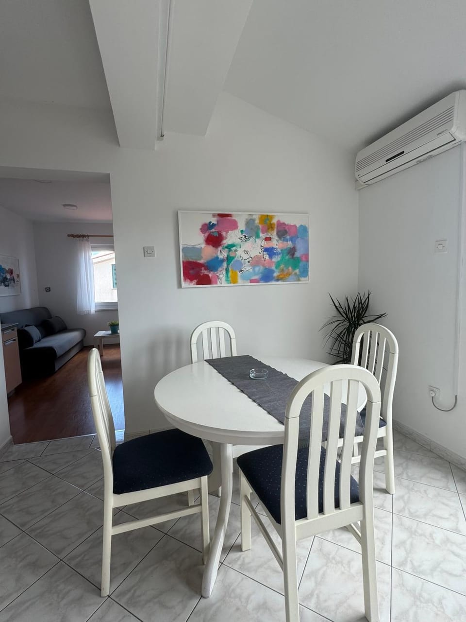 Kitchen or kitchenette, Living room, Seating area, Dining area, air conditioner