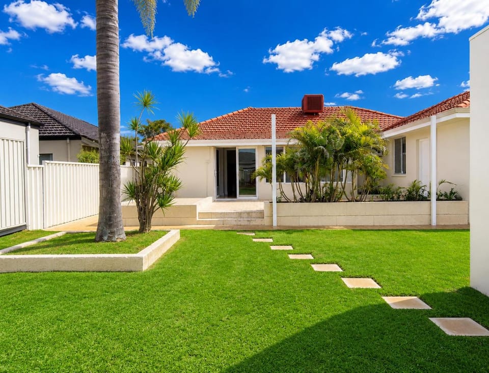 Property building, Spring, Day, Natural landscape, Garden, View (from property/room), Pets, Garden view, young children, older children, group of guests, Family, babysiter, pet friendly, air conditioner