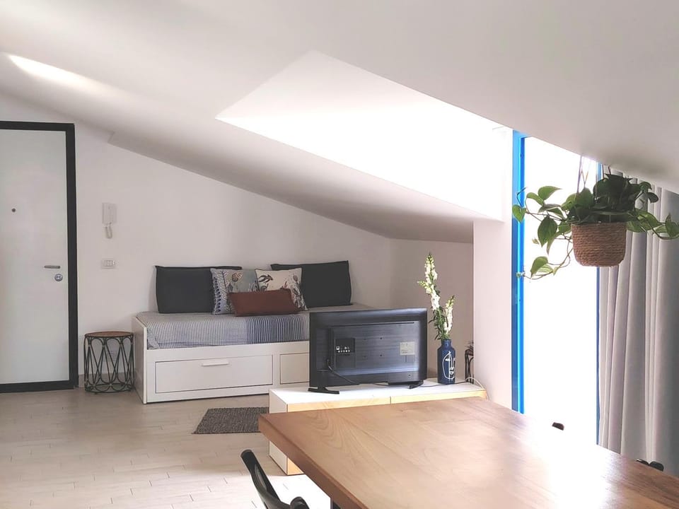 TV and multimedia, Living room, Seating area, Evening entertainment