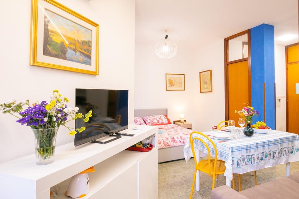 Bed, TV and multimedia, Living room, Dining area