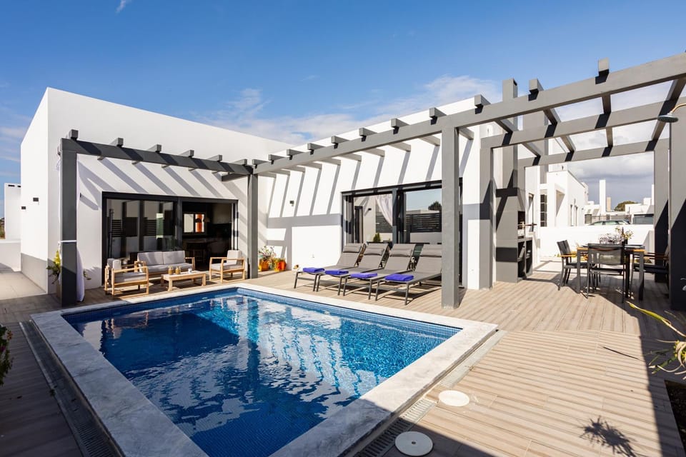 Pool view, Swimming pool, sunbed