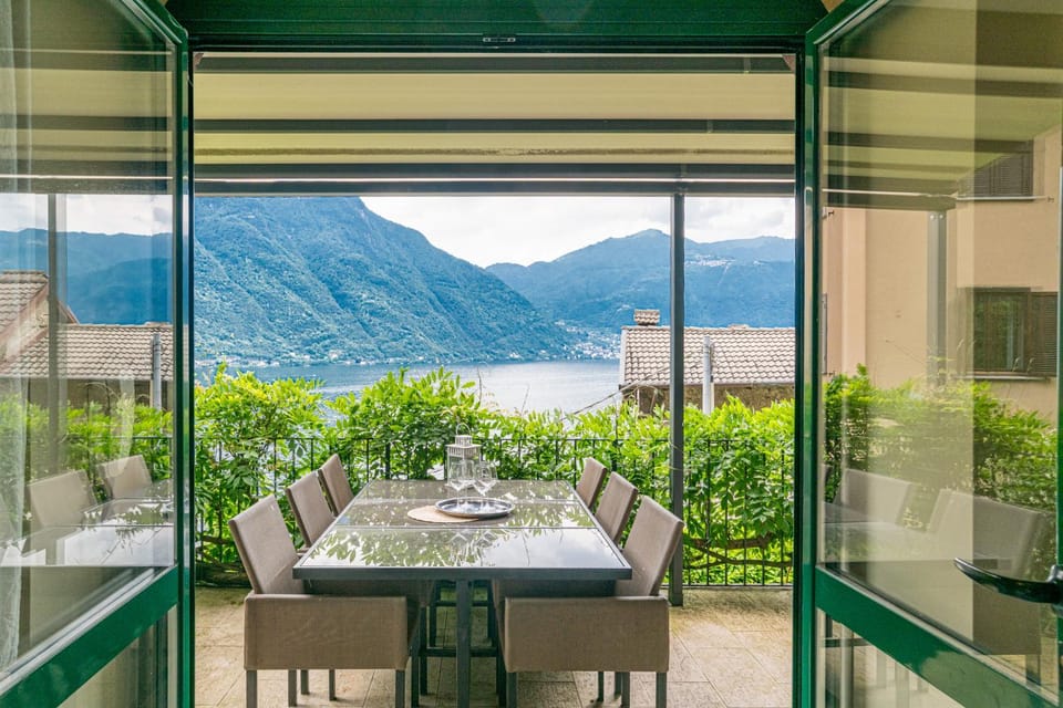 Balcony/Terrace, Dining area, Lake view