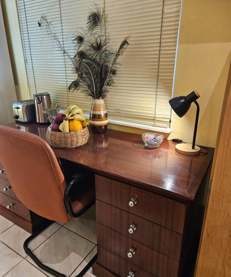 Kitchen or kitchenette, Food and drinks, Food, hair dresser