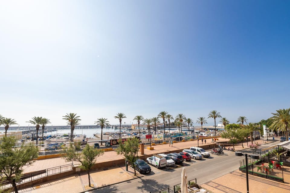 Neighbourhood, Sea view, Location