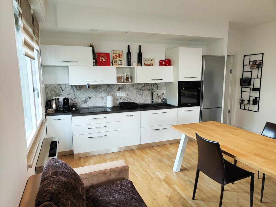 Coffee/tea facilities, Kitchen or kitchenette, Living room, Seating area, Dining area, oven, stove