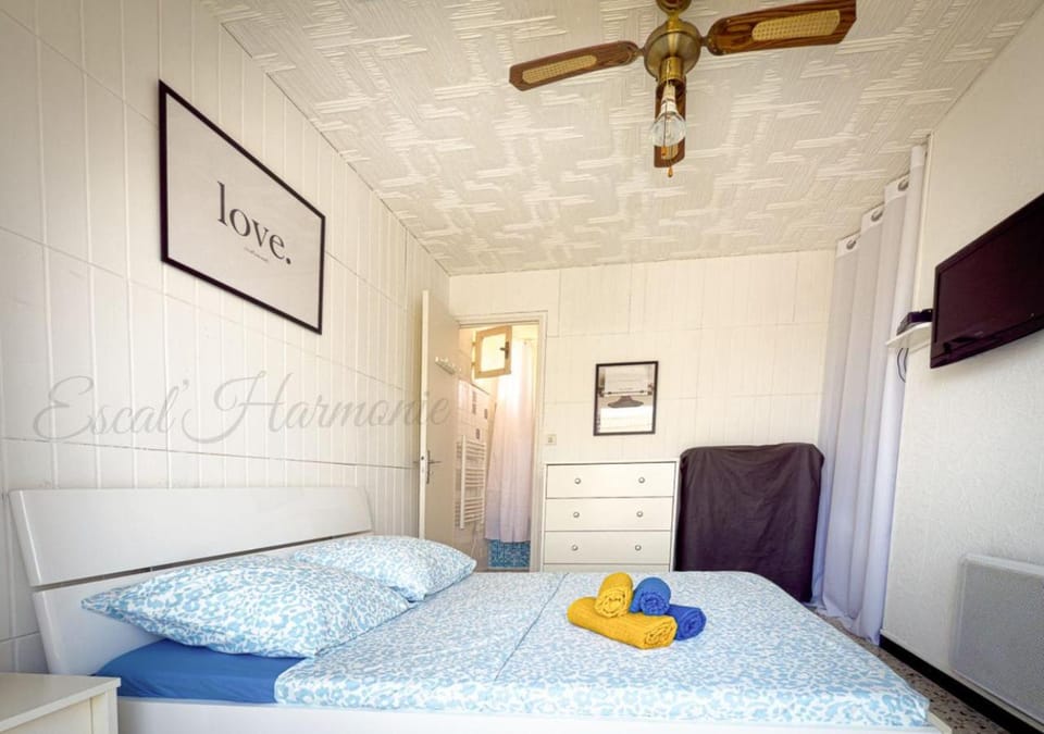 Bed, TV and multimedia, Photo of the whole room, Bedroom, towels