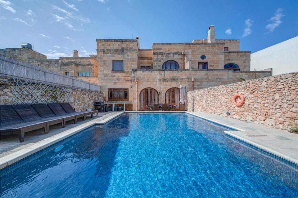Property building, Landmark view, Pool view, Swimming pool, sunbed