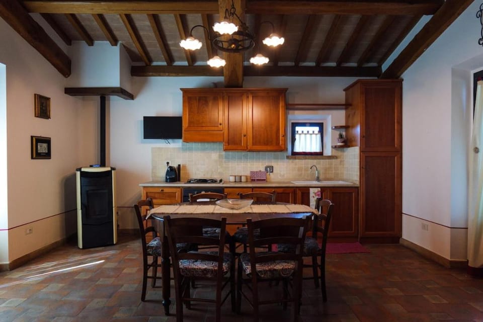 Kitchen or kitchenette, Dining area, oven, stove