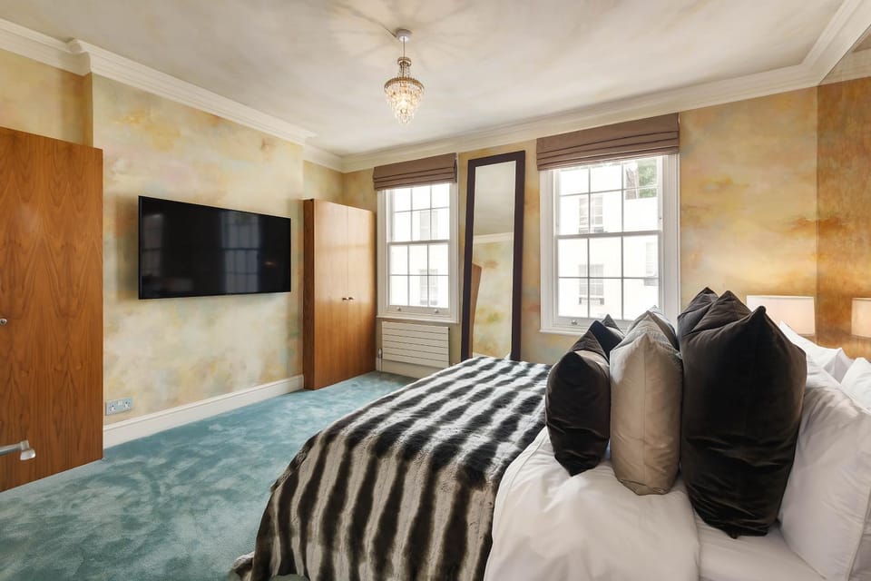 Bed, TV and multimedia, Bedroom, safe, wardrobe