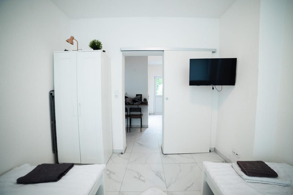 Bed, TV and multimedia, Photo of the whole room, Evening entertainment, Bedroom, towels, wardrobe