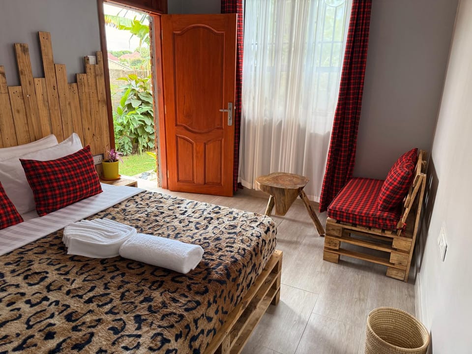 Bed, Photo of the whole room, Seating area, Bedroom