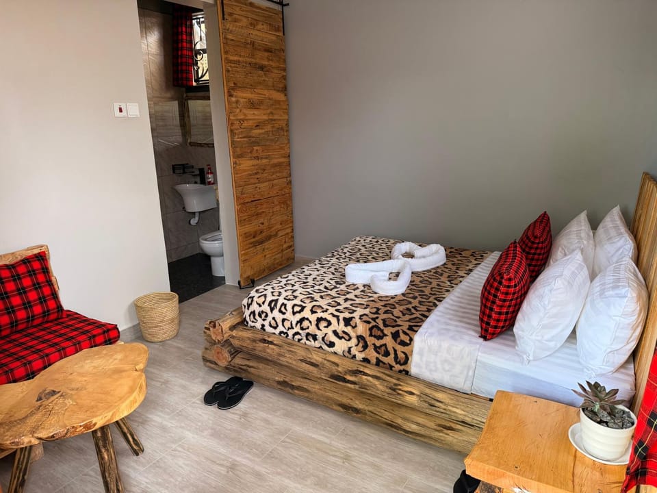 Bed, Photo of the whole room, Seating area, Bedroom, towels