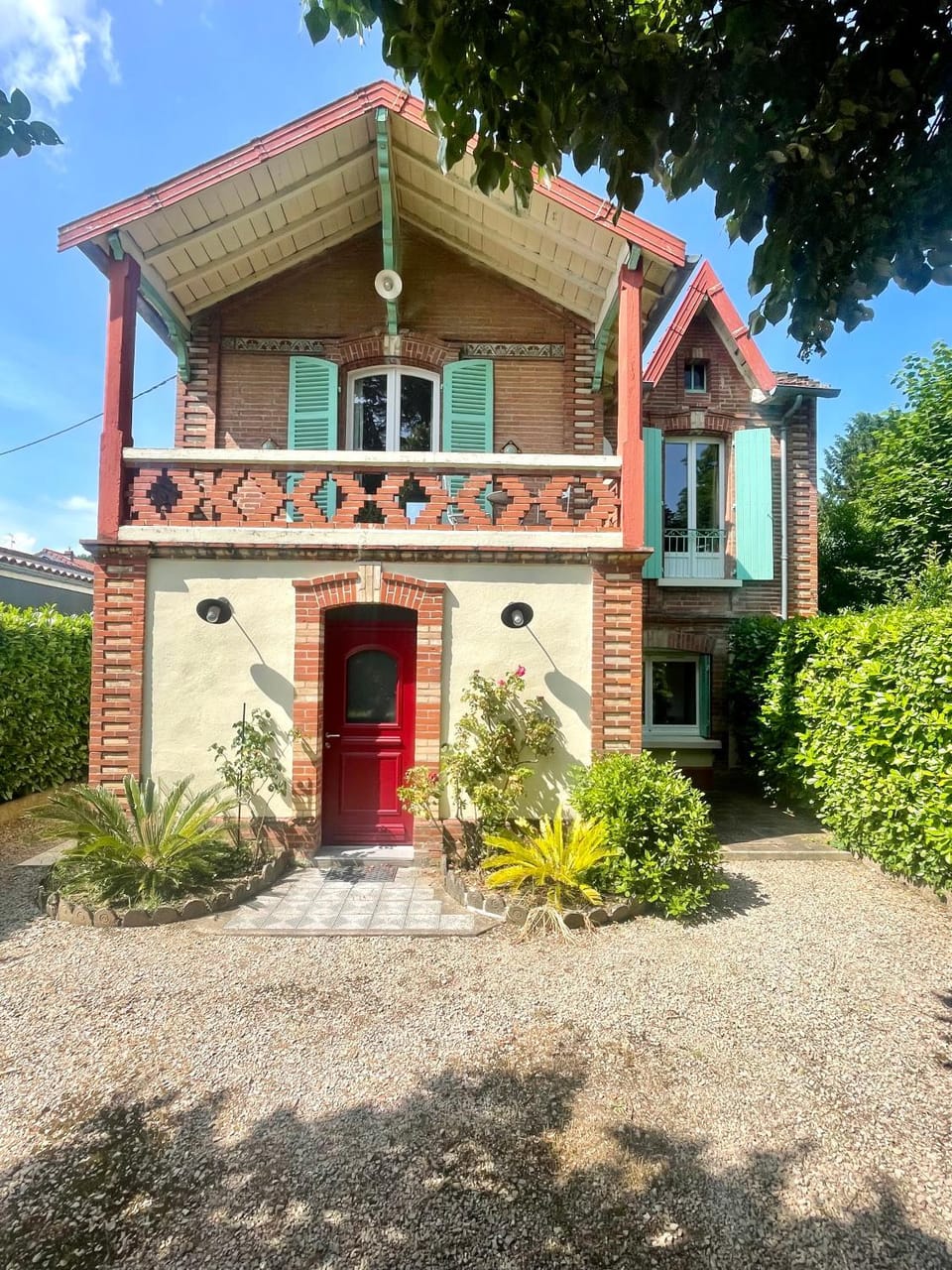 Property building, Facade/entrance, Spring, Day, Garden, Garden view, Quiet street view