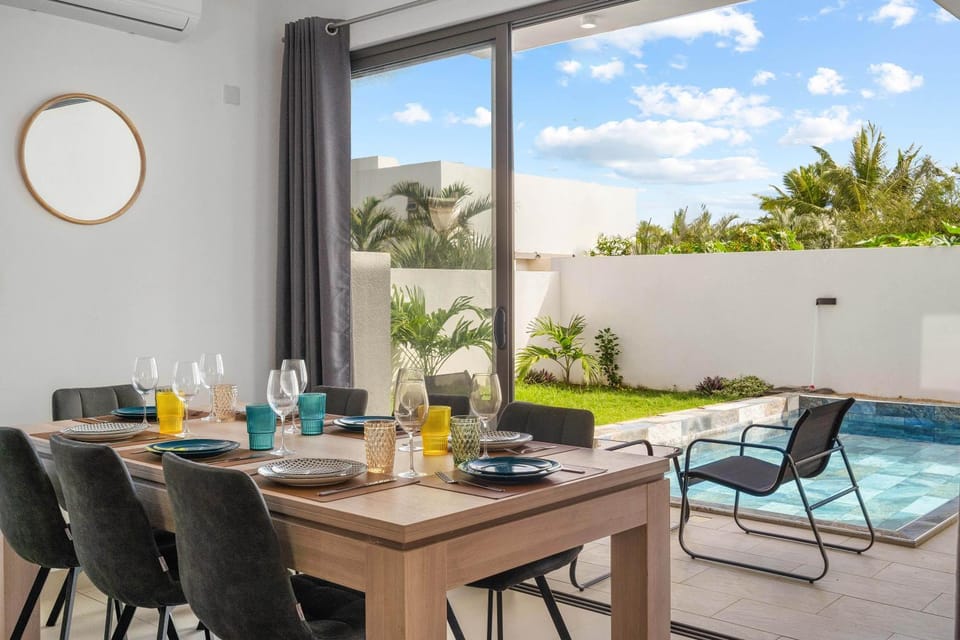Patio, Dining area, Swimming pool