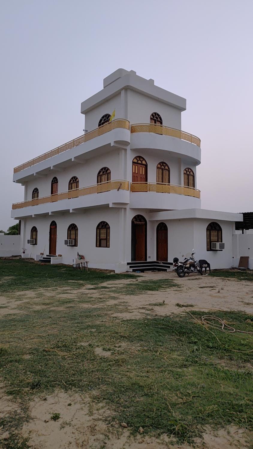 Property building, Garden, Landmark view, Parking