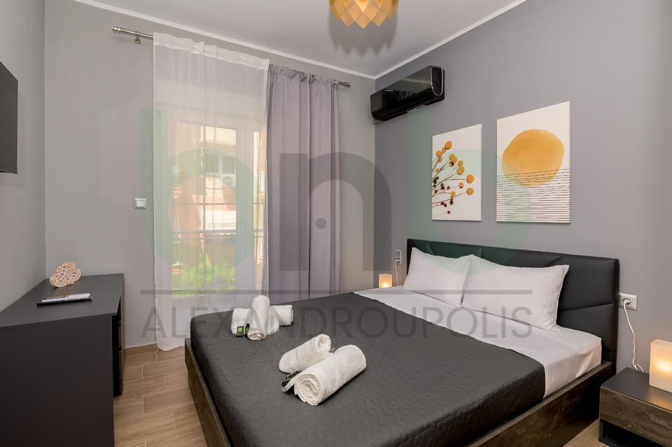 Bed, TV and multimedia, Photo of the whole room, Bedroom, towels, air conditioner