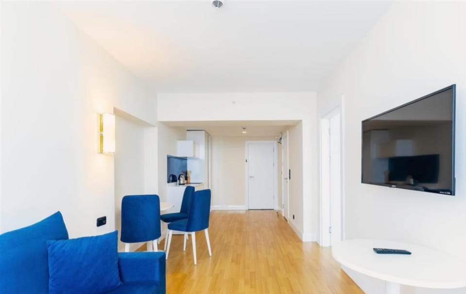 Communal lounge/ TV room, TV and multimedia, Living room, Seating area, Evening entertainment