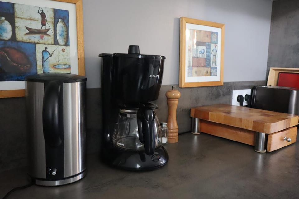 Coffee/tea facilities, toaster
